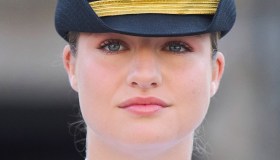 Leonor di Spagna, bellissima in uniforme: sguardo magnetico ad alta seduzione