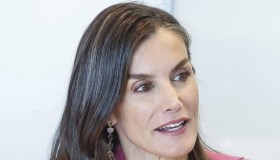Letizia rilancia il suo vestito rosa e conquista con gli orecchini più belli di Madrid