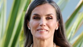 Letizia di Spagna, abito attillato senza spalline e collana di perle da 1 chilo