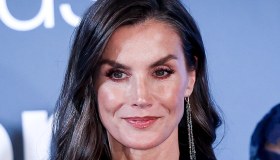 Letizia di Spagna seduce l’Egitto: abito blu notte e tailleur bianco e oro