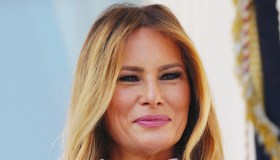 Melania Trump, il vestito chemisier e quel messaggio nascosto tra le righe