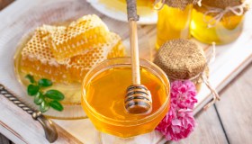 Miele, cinque cose da sapere per sfruttarlo al meglio e aiutare il benessere