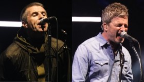 Oasis a Cardiff, la moda Britpop torna con Liam in giacca e Noel in denim