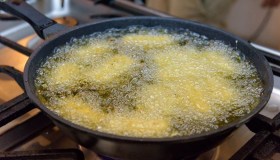 Odore di fritto in cucina, come eliminarlo col trucco della mela