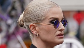 Ozzy Osbourne, la figlia in lacrime al funerale: in migliaia per l’addio alla leggenda