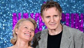 Pamela Anderson conquista Liam Neeson: “Sono pazzo di lei”, poi il bacio