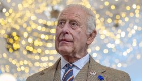 Re Carlo, il look eccentrico per l’uscita senza Camilla