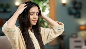 Il trattamento che contrasta l’invecchiamento dei capelli e promette una chioma forte e sana