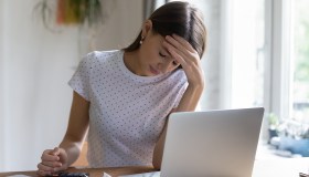 Cos’è l’ansia del lunedì, cosa provoca e chi è più a rischio stress (e non solo)