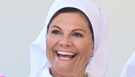 Vittoria di Svezia raggiante prima del compleanno, l’abito della tradizione emoziona