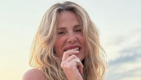 Alessia Marcuzzi, le vacanze in Grecia tra amici (anche Vip), balli e bikini sorprendenti