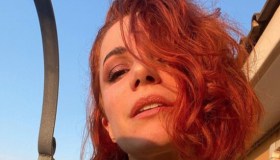 Andrea Delogu si rilassa in Thailandia prima di Ballando, il costume floreale