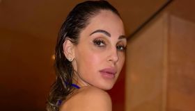 Anna Tatangelo incinta, il bacio speciale sul pancione in Sardegna