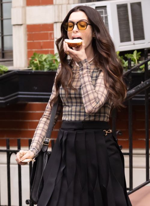 Anne Hathaway mangia un bagel dopo la caduta
