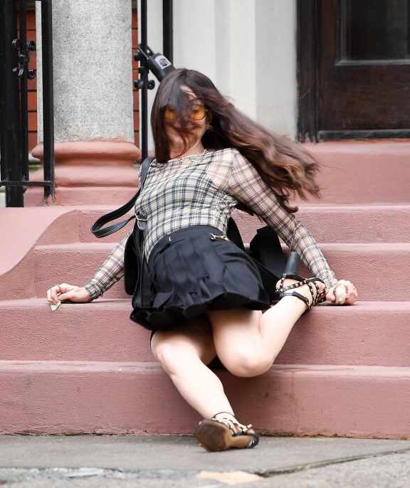 Anne Hathaway sulle scale col tacco rotto