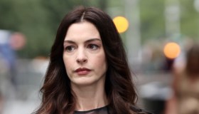 Anne Hathaway cade dalle scale, il tacco rotto sul set del Diavolo veste Prada 2
