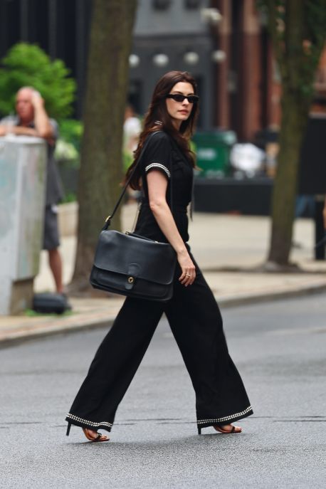 Anne Hathaway, il look cravatta e tacchi alti (più sandali) per Il Diavolo Veste Prada 2