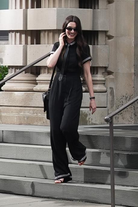 Anne Hathaway, il look cravatta e tacchi alti (più sandali) per Il Diavolo Veste Prada 2