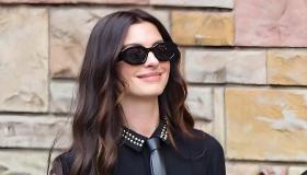 Anne Hathaway, il look cravatta e tacchi alti (più sandali) per Il Diavolo Veste Prada 2