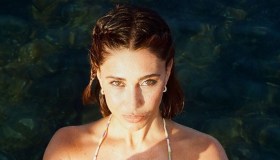 Belen Rodriguez come una sirena, la foto senza veli in spiaggia: “Strepitosa”