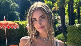 Chiara Ferragni, il look total white illumina la vacanza tra Ibiza e Formentera
