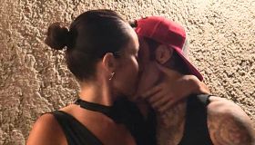 Fedez e Giulia Honegger, il bacio che ufficializza la storia. Ferragni: “Freedom”