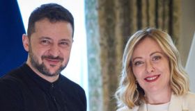 Zelensky cambia tutto, Meloni non sbaglia: i look si fanno politica all’incontro da Trump