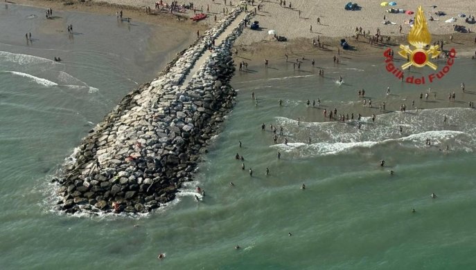 La catena umana per le ricerche di Carlo Panizzo, poi trovato morto