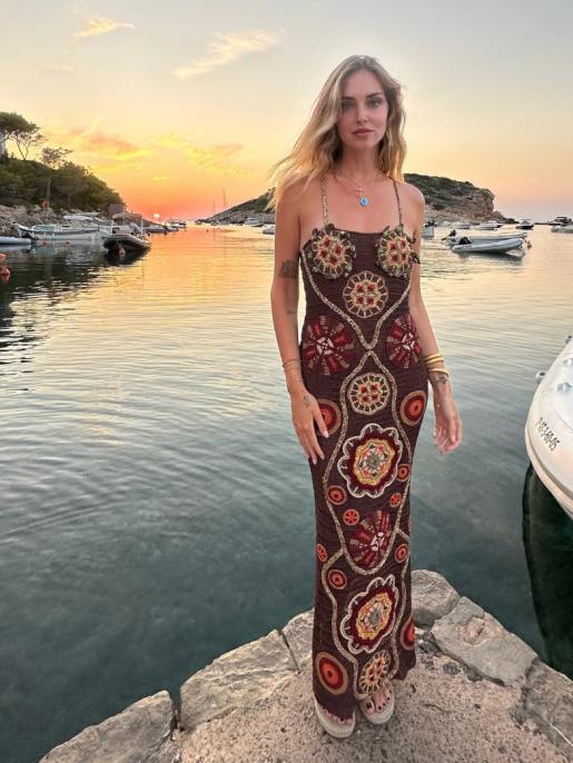 Chiara Ferragni, le foto ricordo di Ibiza con il lungo abito crochet