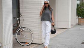 Le iconiche infradito eleganti, ma con plateau, sono l’acquisto furbo di questa estate (e della prossima)