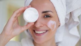 La crema viso anti-macchie che ripara i danni causati dal sole è l’unico prodotto su cui puntare. E funziona