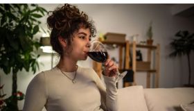 La cantina di vini bestseller ti svolta gli aperitivi in casa e arreda il tuo salotto