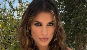 Elisabetta Canalis colora l’estate con un look corallo completamente trasparente: “Divina”