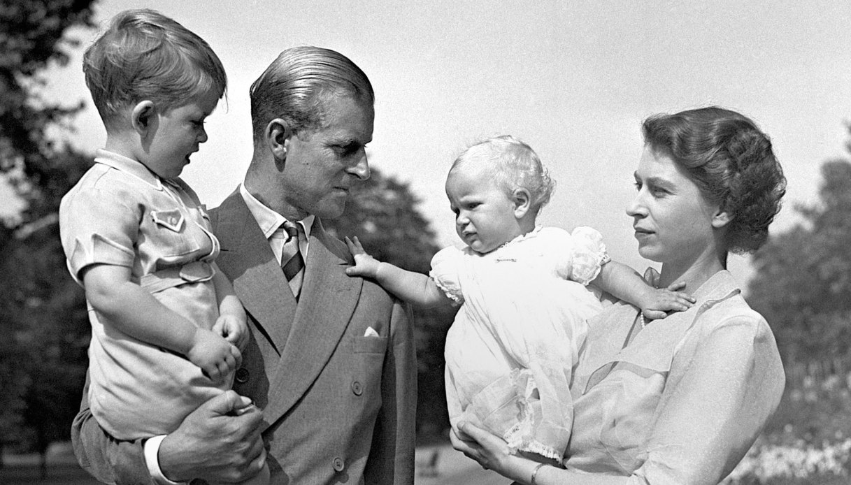 Elisabetta e Filippo con i figli Carlo e Anna nel 1951