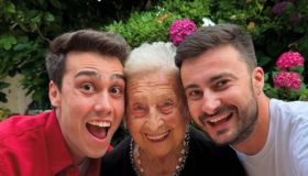 Emanuele Ferrari si sposa: la storia con Andrea Iori nell’orto della bisnonna