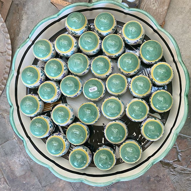 Un&rsquo;esplosione di simmetria e colore: ogni contenitore in ceramica vietrese &egrave; un piccolo capolavoro artigianale.