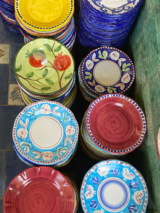 Composizione di piatti in ceramica di Vietri con decori floreali e fruttati