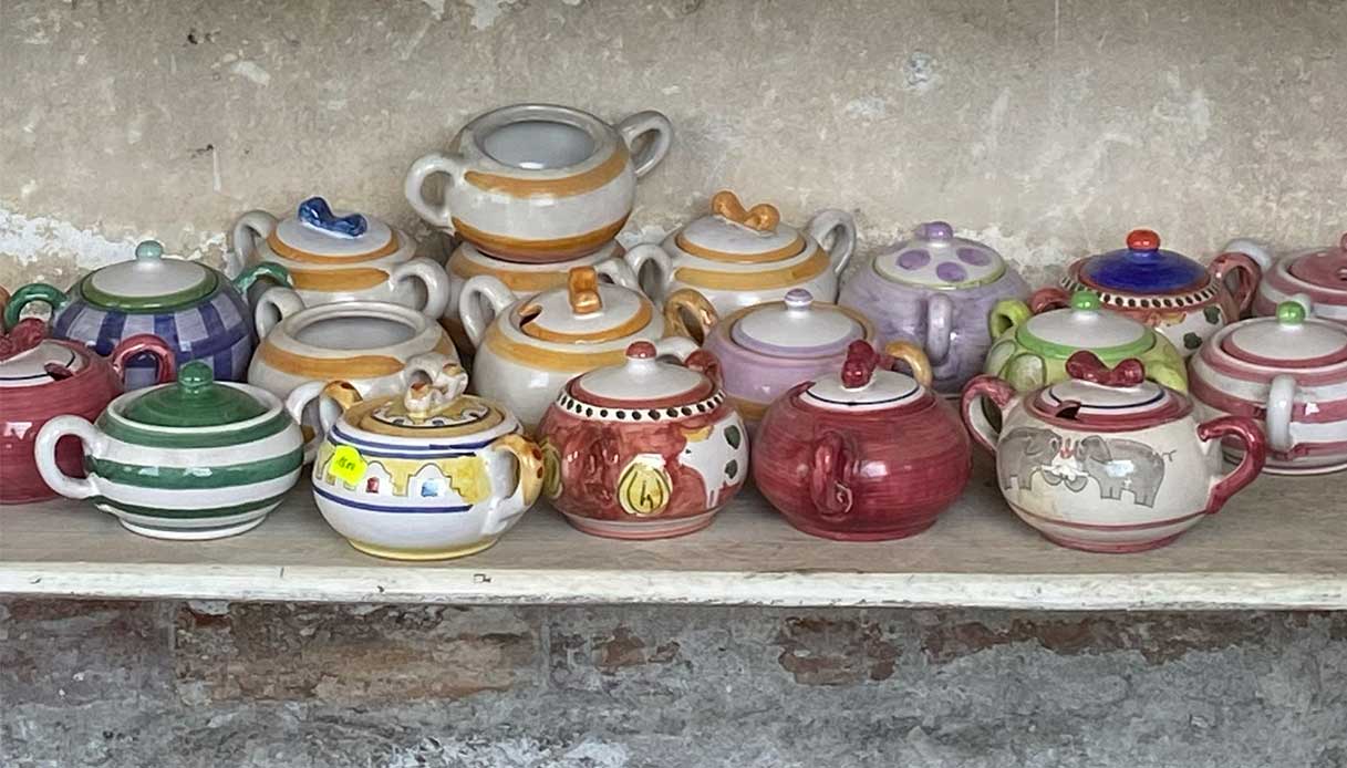 Zuccheriere e barattoli in ceramica colorata di Vietri