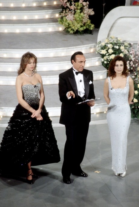 Anna Falchi, Pippo Baudo e Claudia Kol palco Ariston