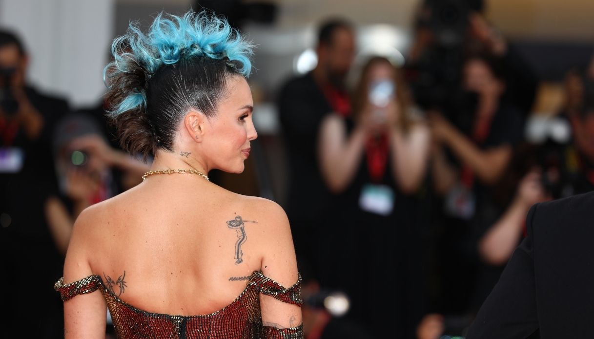 Il retro del look di Rose Villain a Venezia