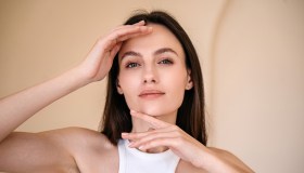 Addio segni del tempo e colorito spento con il siero super idratante e che vi protegge dai raggi UV