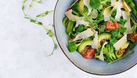 Insalatona estiva: gli ingredienti da non mettere (e le alternative sane)