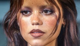 Jenna Ortega strega Tim Burton, scollatura profonda per Mercoledì 2