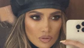 Jennifer Lopez sensualissima in tacchi, calze velate e basco
