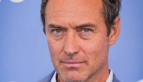 Jude Law sbarca a Venezia: ne Il Mago del Cremlino è irriconoscibile