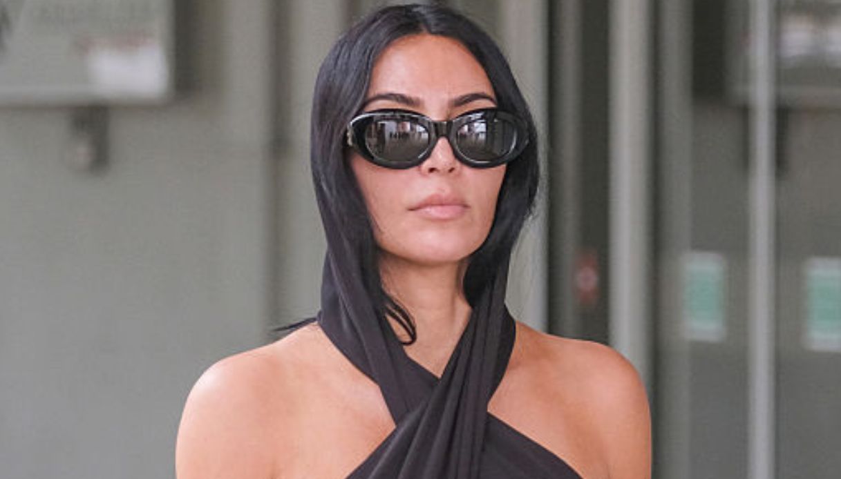 Kim Kardashian fasciata da un abito nero a Venezia per un premio speciale