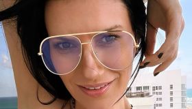 Laura Pausini in costume rosso fuoco, gli scatti sensuali: “Sei stupenda”