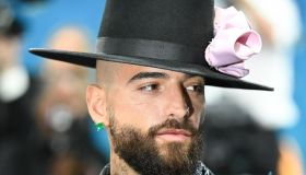 Maluma ferma il concerto e rimprovera una madre con figlio neonato: “Non è un giocattolo”
