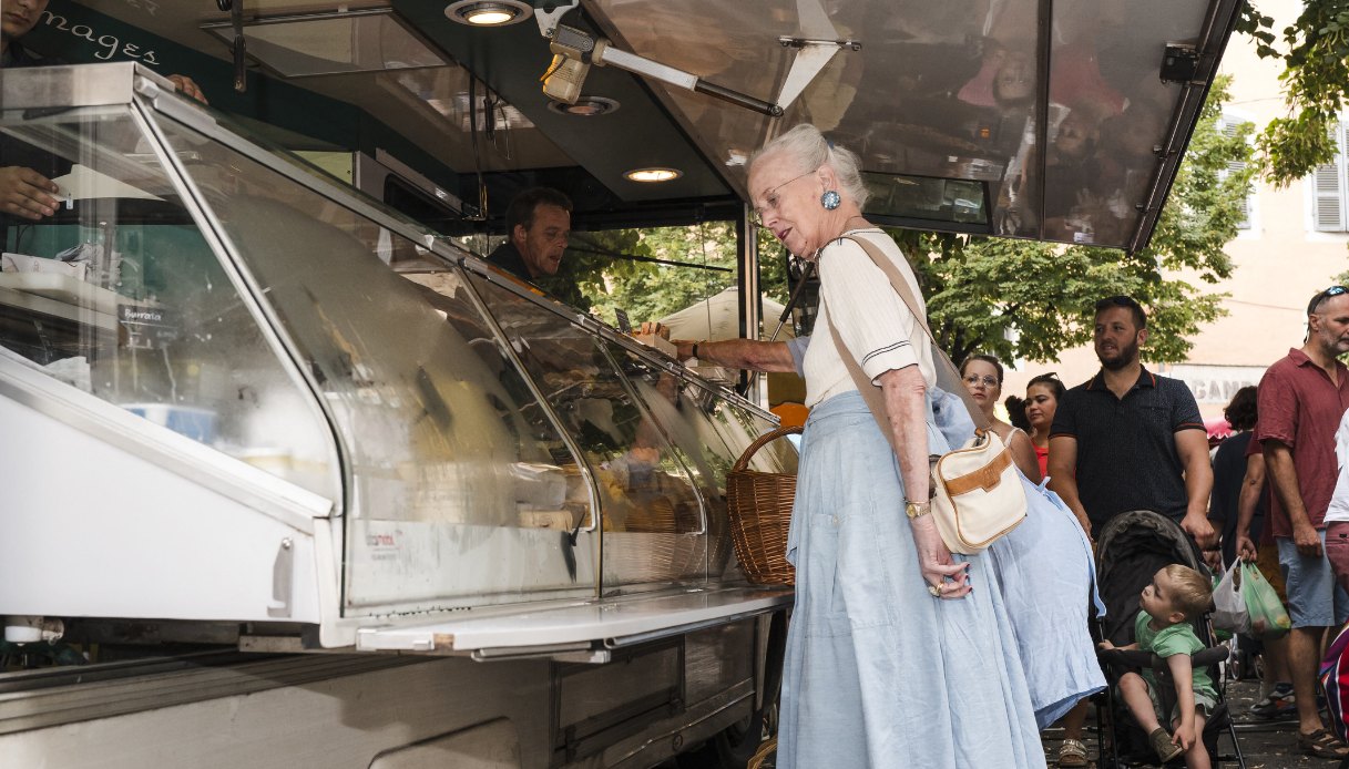 La Regina Margherita II di Danimarca al mercato di Cahors nel 2024
