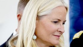 Mette-Marit di Norvegia indagata per i messaggi con il figlio, accusato di 32 reati